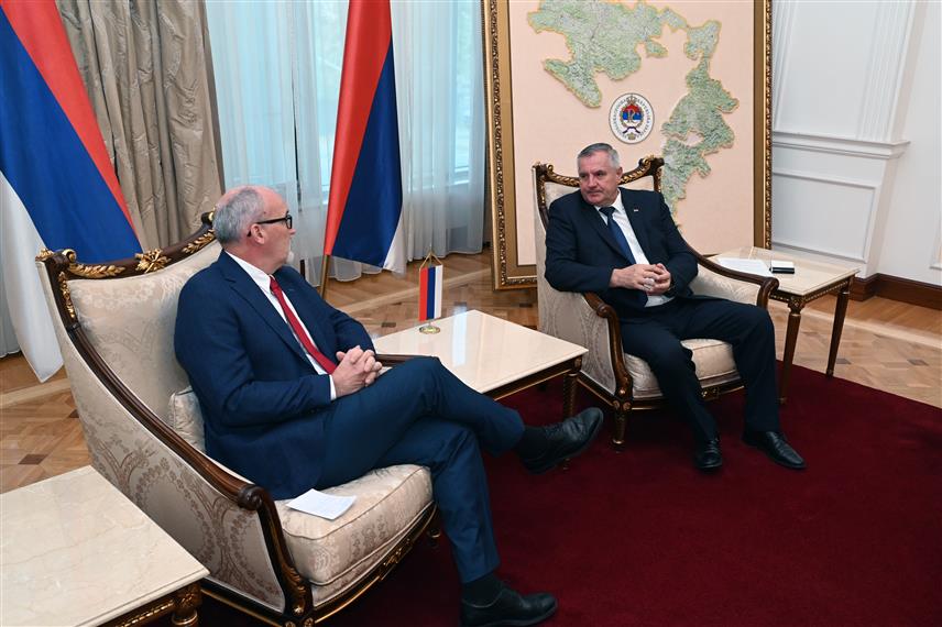 БАЊАЛУКА, 6. НОВЕМБРА /СРНА/ - Предсједник Владе Републике Српске Радован Вишковић примио је данас у Бањалуци у наступну посјету амбасадора Швајцарске у БиХ Габријелеа Деригетија, а на састанку је разговарано о могућностима даљег развоја сарадње између Српске, БиХ и Швајцарске, те је наглашено да постоји значајан простор за унапређење односа у области економије и привреде.