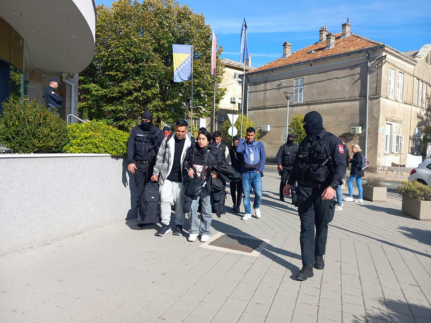 ТРЕБИЊЕ, 6. НОВЕМБРА /СРНА/ - Полиција у Гацку пронашла је 10 илегалних миграната и предала их у надлежност Службе за странце у Tребињу.