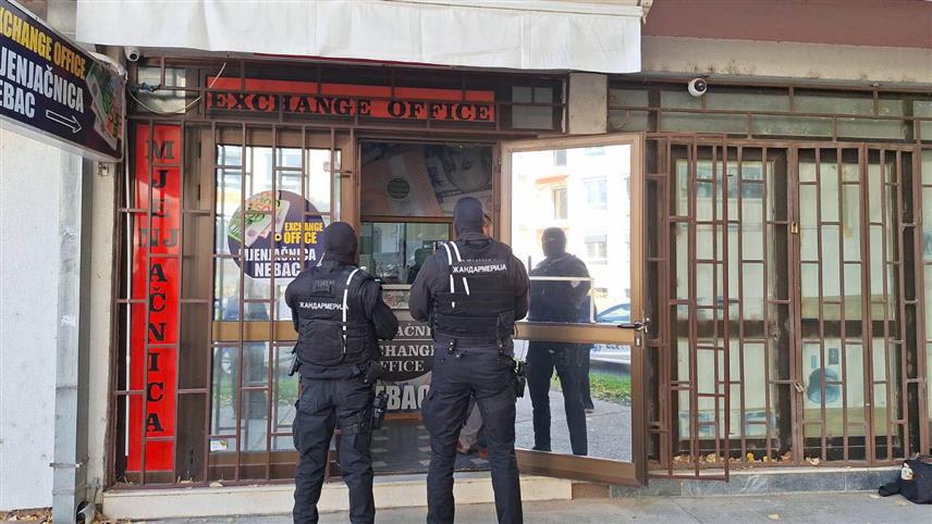 БАЊАЛУКА, 6. НОВЕМБРА /СРНА/ - Службеници Управе криминалистичке полиције Министарства унутрашњих послова /МУП/ Републике Српске у наставку оперативне акције "Огањ три" врше претресе на око 20 локација на подручју Требиња, Гацка, Бањалуке, Посушја и других градова у БиХ, са циљем хапшења лица осумњичених за организовани криминал.
