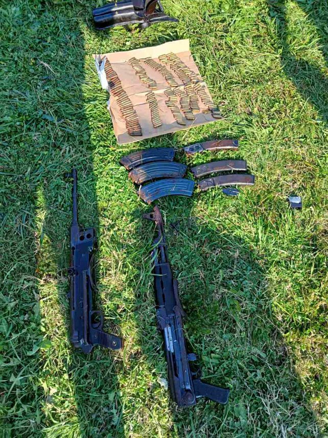 ДОБОЈ, 6. НОВЕМБРА /СРНА/ - Полиција је пронашла двије аутоматске пушке приликом претреса објеката које користи лице чији су иницијали И.Ј. из Дервенте, саопштено је из Полицијске управе Добој.