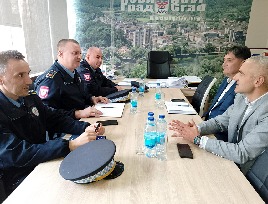 НОВИ ГРАД, 6. НОВЕМБРА /СРНА/ - Састанак представника Министарства унутрашњих послова /МУП/ Републике Српске са начелником општине Мирославом Дрљачом.