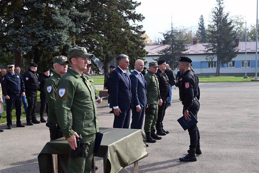 БАЊАЛУКА, 6. НОВЕМБРА /СРНА/ - Полазницима десете групе за полицијске службенике Жандармерије Министарства унутрашњих послова Републике Српске уручена су увјерења за успјешно окончану основну обуку, у присуству министра унутрашњих послова Српске Синише Карана и директора Полиције Синише Кострешевића.