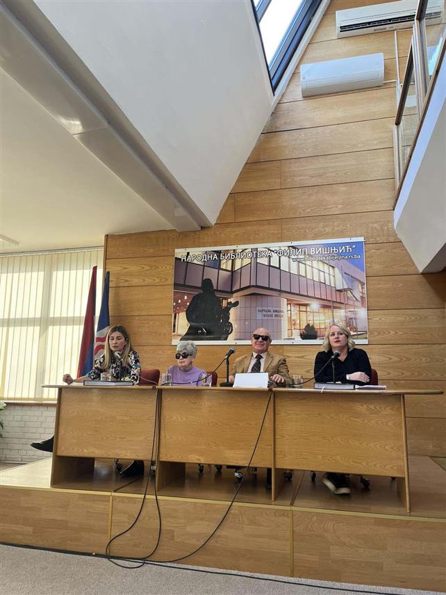 БИЈЕЉИНА, 6. НОВЕМБРА /СРНА/ - Народна библиотека "Филип Вишњић" из Бијељине и Савез слијепих Републике Српске данас су, у оквиру "Вишњићевих дана", организовали културно-умјетнички програм "С Вишњићем у сјећању" и промоцију књиге "Брајев буквар".