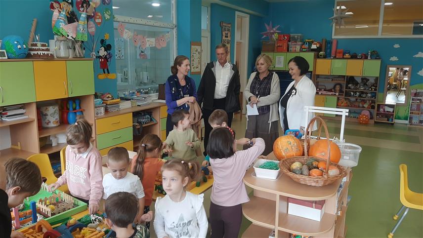 ФОЧА, 6. НОВЕМБРА /СРНА/ - Савјетници за предшколско образовање при централи ЕУ у Бриселу посјетили су данас Дјечији вртић "Чика Јова Змај" у Фочи .