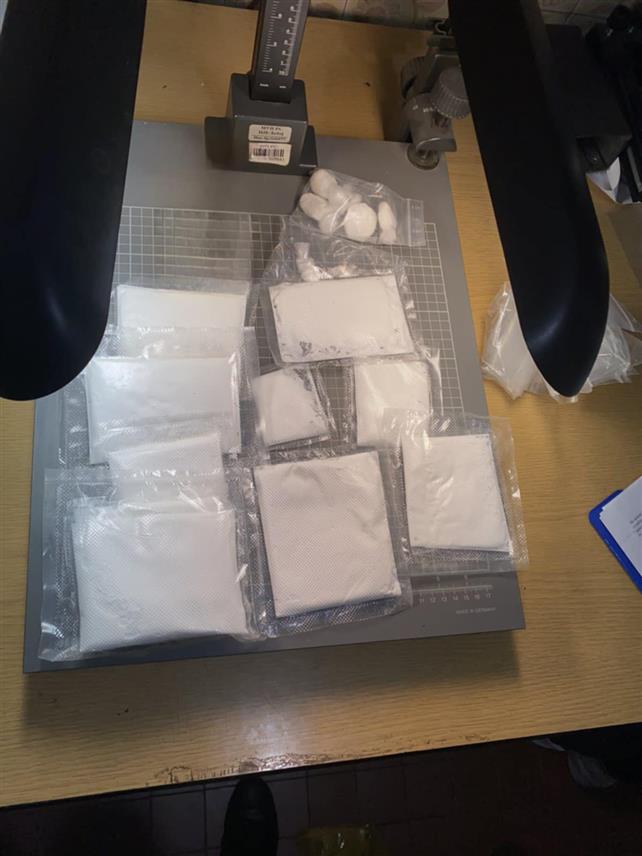 ДОБОЈ, 6. НОВЕМБРА /СРНА/ - Полиција је у Добоју ухапсила три лица са подручја града чији су иницијали Т.К, Н.Р. и А.М, од којих је одузела 860 грама амфетамина, девет грама марихуане и 2,7 грама екстазија.