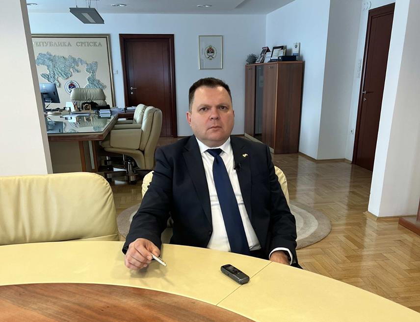 БАЊАЛУКА, 6. НОВЕМБРА /СРНА/ - Професор међународних односа Жељко Будимир изјавио је Срни да је кандидат Републиканске странке на предсједничким изборима у САД Доналд Трамп нада цијелом свијету да ће Америка водити реалну политику која ће уважавати интересе других страна и неће бити идеолошки мотивисана.