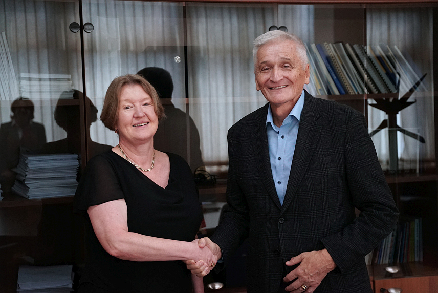 САРАЈЕВО, 6. НОВЕМБРА /СРНА/ - Замјеник предсједавајућег Дома народа Парламентарне скупштине БиХ Никола Шпирић примио је данас у Сарајеву у наступну посјету новоименованог амбасадора Чешке у БиХ Јану Лолић Шинделкову, са којом је разговарао о билатералној сарадњи двије земље и европском путу БиХ.