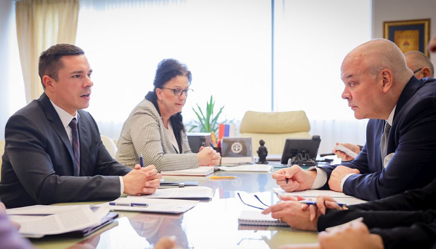 БАЊАЛУКА, 6. НОВЕМБРА /СРНА/ - Министар правде Републике Српске Милош Букејловић разговарао је данас у Бањалуци са шефом Мисије ОЕБС-а у БиХ Брајаном Агeлером.