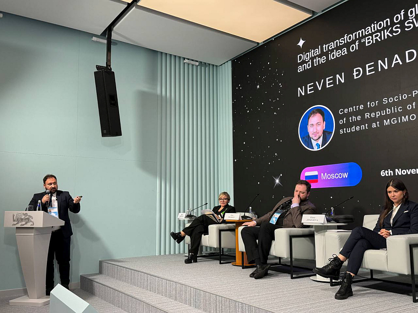 МОСКВА, 6. НОВЕМБРА /СРНА/ - Сарадник-истраживач Центра за друштвено-политичка истраживања Републике Српске Невен Ђенадија представио је данас у Москви на Међународном научном симпозијуму "Стварање будућности" први пут идеју која има за циљ да се уз помоћ вјештачке интелигенције /АИ/ развије платформа која ће омогућити размјену добара са државама под санкцијама или којима је укинут Свифт код и које нису у могућности да буду у међународном систему плаћања.