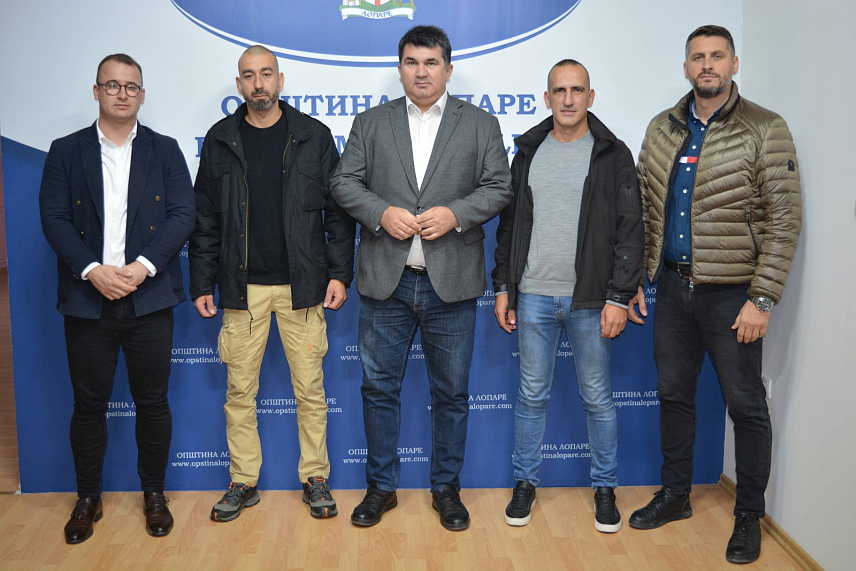 ЛОПАРЕ, 6. НОВЕМБРА /СРНА/ - Начелник општине Лопаре Радо Савић организовао је пријем за припаднике Горске службе спасавања /ГСС/ - станице Бијељина на којем је договорено оснивање секције ГСС-а у Лопарама.