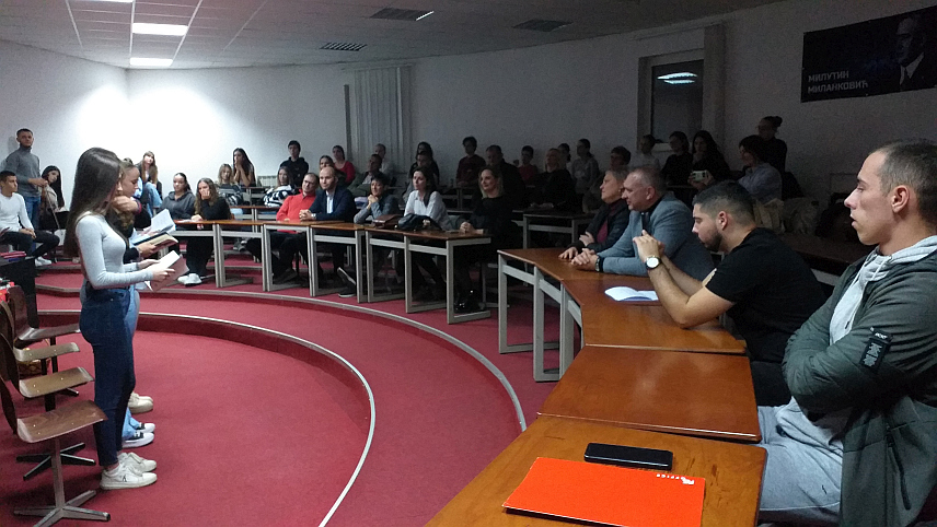 МИЛИЋИ, 6. НОВЕМБРА /СРНА/ - У амфитеатру Средњошколског центра /СШЦ/ "Милутин Миланковић" у Милићима вечерас је одржано "Поетско вече", прва манифестација посвећена поезији у току нове школске године, а седма коју традиционално организују средњошколци.