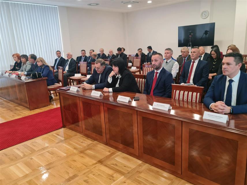 БАЊАЛУКА, 7. НОВЕМБРА /СРНА/ - У Бањалуци се одржава свечана сједница Уставног суда Републике Српске, поводом 30 година рада, којој присуствује предсједник Републике Српске Милорад Додик.