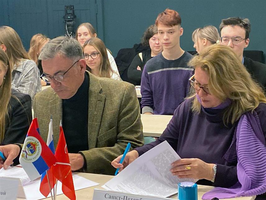 САНКТ ПЕТЕРБУРГ, 7. НОВЕМБРА /СРНА/ - Кинотека Републике Српске и Институт за филм и телевизију Санкт Петербурга потписали су Споразум о сарадњи, који подразумијева размјену филмова, али и студената и кадра из свијета кинематографије.