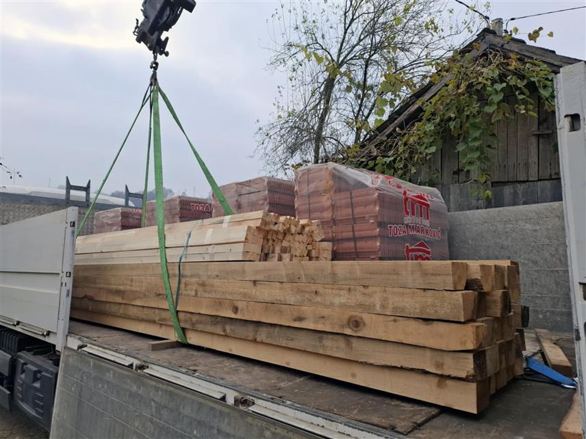 НОВИ ГРАД, 7. НОВЕМБРА /СРНА/ - У Доњим Раканима код Новог Града данас је уручена донација Фондације "Помоћ" у виду грађевинског материјала у вриједности 5.000 КМ за стамбени објекат породице Милана Тојагића, демобилисаног борца Војске Републике Српске.