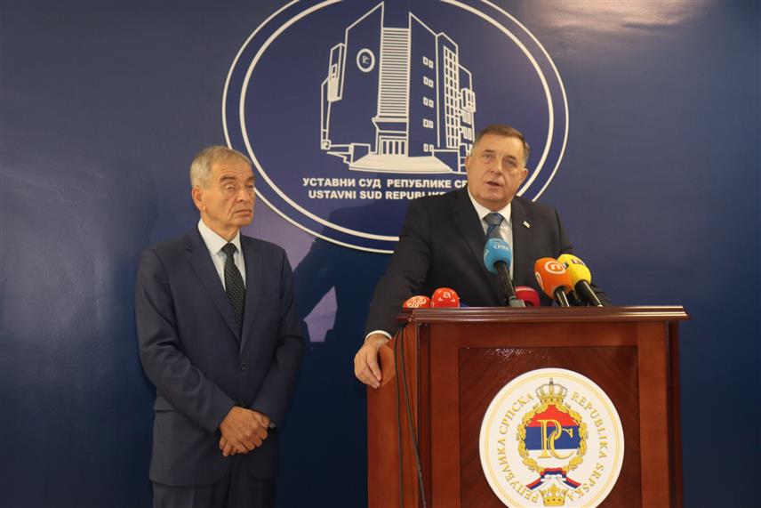 БАЊАЛУКА, 7. НОВЕМБРА /СРНА/ - Предсједник Уставног суда Републике Српске Џерард Селман и предсједник Републике Српске Милорад Додик на конференцији за новинаре након свечане сједнице подовом 30 година рада Уставног суда Српске./Фото Борислав Здриња/