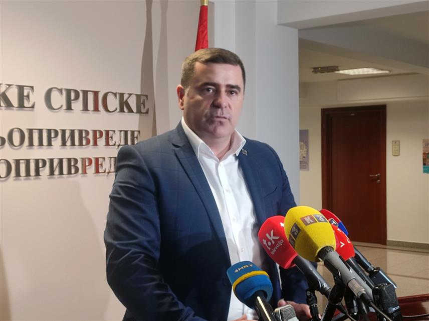 БАЊАЛУКА, 7. НОВЕМБРА /СРНА/ - Вршилац дужности генералног директора предузећа "Шуме Републике Српске" Блашко Каурин рекао је да ће данас бити смијењени директори шумских газдинстава "Бањалука" и "Чемерница" у Кнежеву.