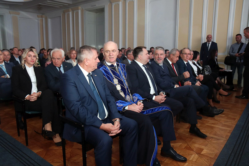 БАЊАЛУКА, 7. НОВЕМБРА /СРНА/ - У Културном центру Бански двор у Бањалуци одржана је свечана академија поводом обиљежавања 49 година рада и развоја Универзитета у Бањалуци.