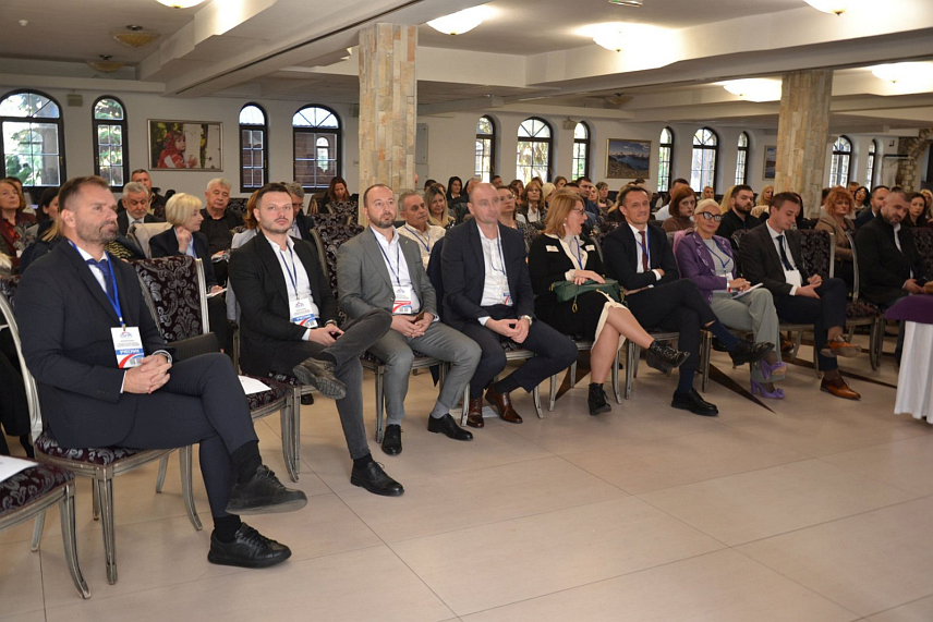 БИЈЕЉИНА, 7. НОВЕМБРА /СРНА/ - Конференција о процесу преласка домова здравља на трезорски систем пословања у Бијељини.