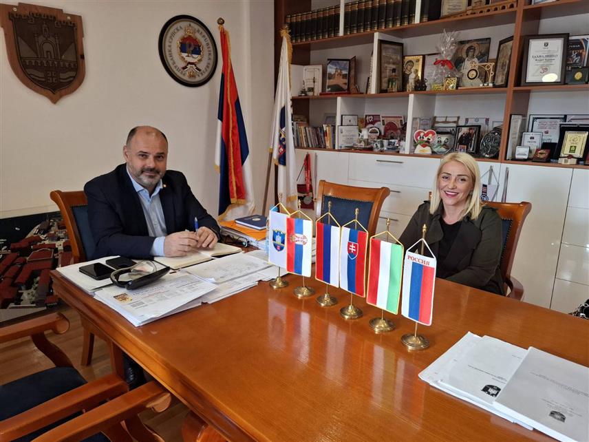 ВИШЕГРАД, 7. НОВЕМБРА /СРНА/ - Начелник општине Вишеград Младен Ђуревић разговарао је данас у одвојеним састанцима са представницима странка у новом сазиву локалног парламента о конституисању Скупштине општине и о расподјели дужности.