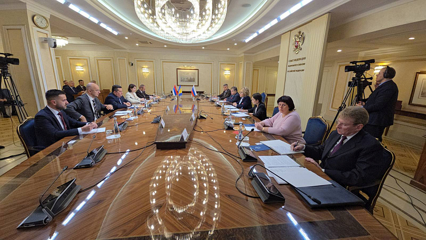 МОСКВА, 7. НОВЕМБРА /СРНА/ - Предсједник Народне скупштине Републике Српске Ненад Стевандић током састанка у Москви са предсједником руског Савјета Федерације Валентином Матвијенко.