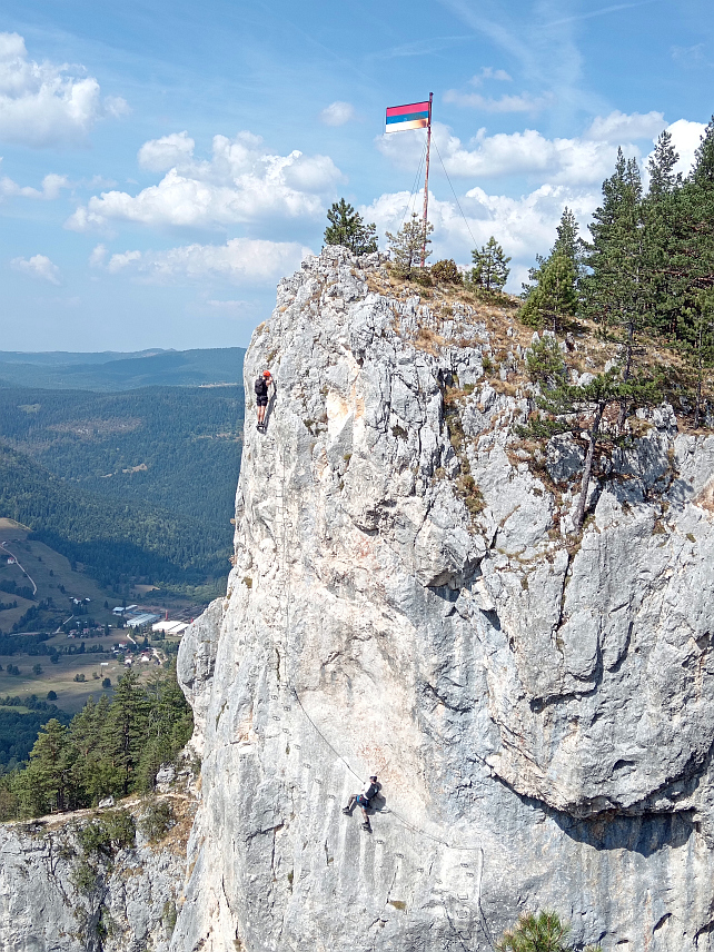 СОКОЛАЦ, 7. НОВЕМБРА /СРНА/ - "Вија ферата `Соколов пут` је сигуран планинарски пут који цијелом дужином од 360 метара, осим металних ногостопа и хватова учвршћених на стијени, прати метална сајла за коју су закачени пањачи са сертификованом властитом или изнајмљеном опремом за ова пењања од подножја до врха стијена".