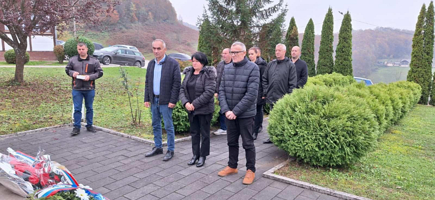 КРУПА НА УНИ, 8. НОВЕМБРА /СРНА/ - Представници Борачке организације општине Крупа на Уни јутрос су, поводом крсне славе Светог великомученика Димитрија - Митровдана, положили вијенце и прислужили свијеће код спомен-обиљежја погинулим борцима 11. Крупске лаке пјешадијске бригаде, у Доњем Дубовику административном центру општине Крупа на Уни, потврђено је Срни у Борачкој организацији Крупа на Уни.