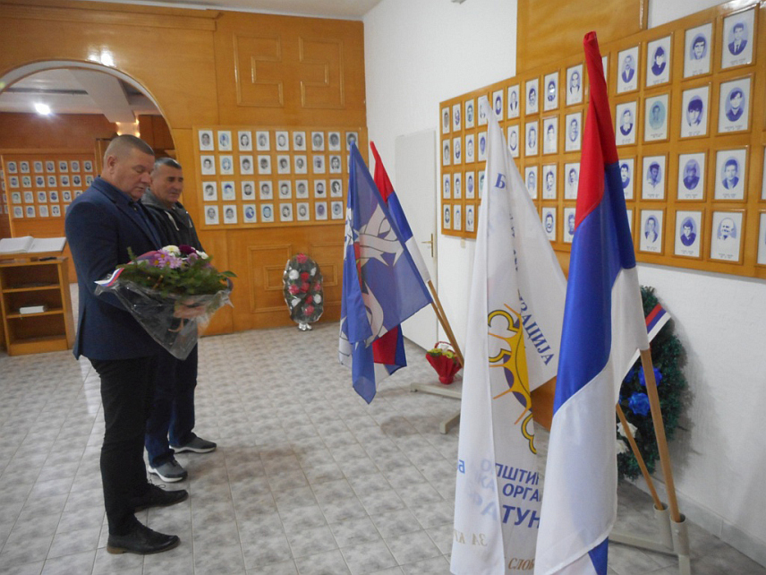БРАТУНАЦ, 8. НОВЕМБРА /СРНА/ - Делегација братуначке Борачке организације данас је поводом обиљежавања крсне славе ове асоцијације - Митровдана посјетила спомен-собу, одала почаст и положила цвијеће као знак сјећања на погинуле саборце.