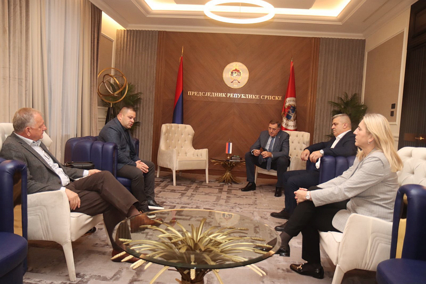 БАЊАЛУКА, 8. НОВЕМБРА /СРНА/ - Предсједник СНСД-а Милорад Додик на састанку с предсједником Општинског одбора СНСД-а Радиславом Ђурићем, замjеником Срђаном Кљечанином и предсједником Општинског одбора СПС-а Драгутином Шкребићем,на састанку, су присуствовали потпредсједник СНСД-a Жељка Цвијановић и организациони секретар СНСД-a Игор Додик.