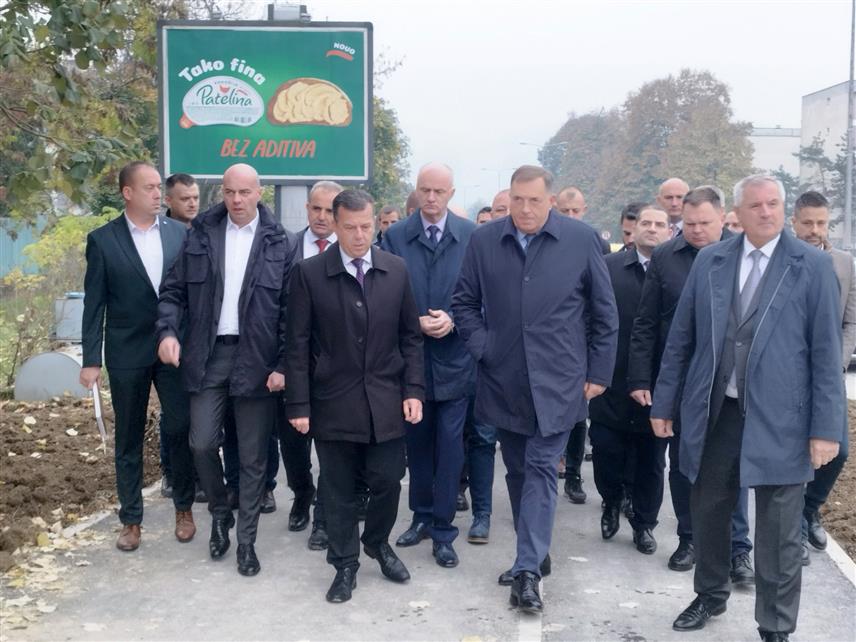 БАЊАЛУКА, 8. НОВЕМБРА /СРНА/ - Предсједник и премијер Републике Српске Милорад Додик и Радован Вишковић посјетили су данас градилиште кружног тока код универзитетског Кампуса у Бањалуци.