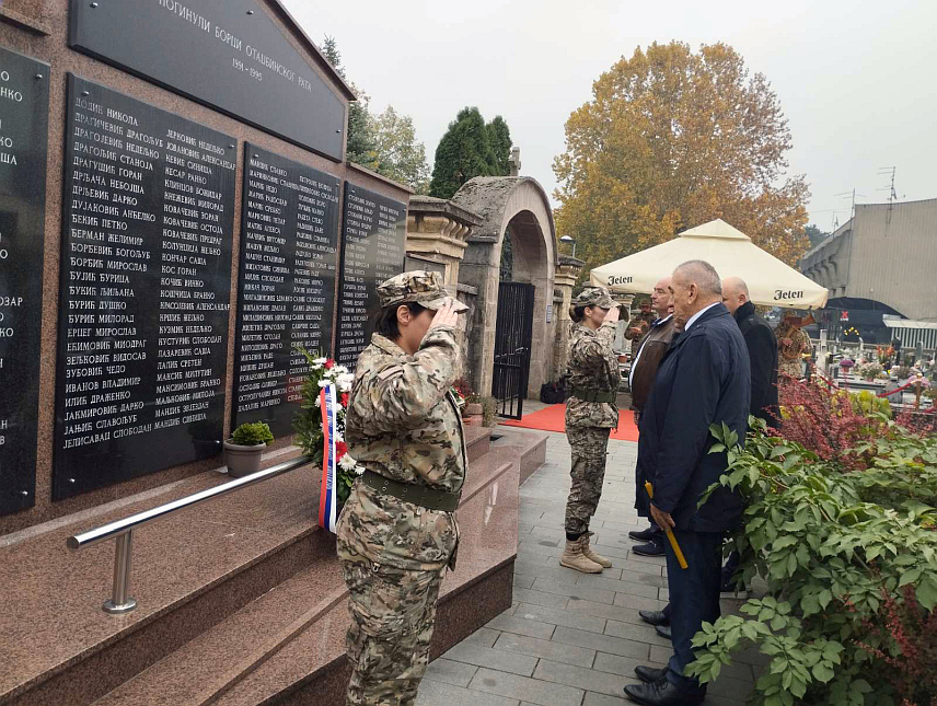 БАЊАЛУКА, 8. НОВЕМБРА /СРНА/ - На бањалучком гробљу Свети Пантелија данас су положени вијенци и прислужене свијеће за погинуле борце Војске Републике Српске поводом обиљежавања Митровдана - крсне славе Борачке организације Републике Српске /БОРС/.