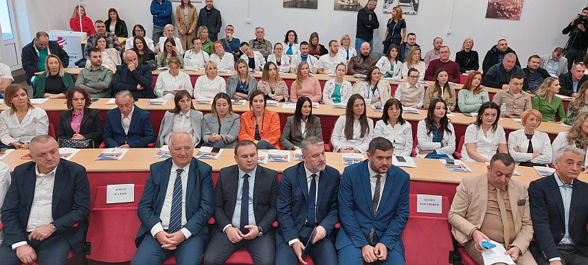 ИСТОЧНО САРАЈЕВО, 8. НОВЕМБРА /СРНА/ - Министар здравља и социјалне заштите Републике Српске Ален Шеранић истакао је да је изузетно значајна едукација у Српској у области минимално инвазивне хирургије која представља стандард у цијелом свијету.	

