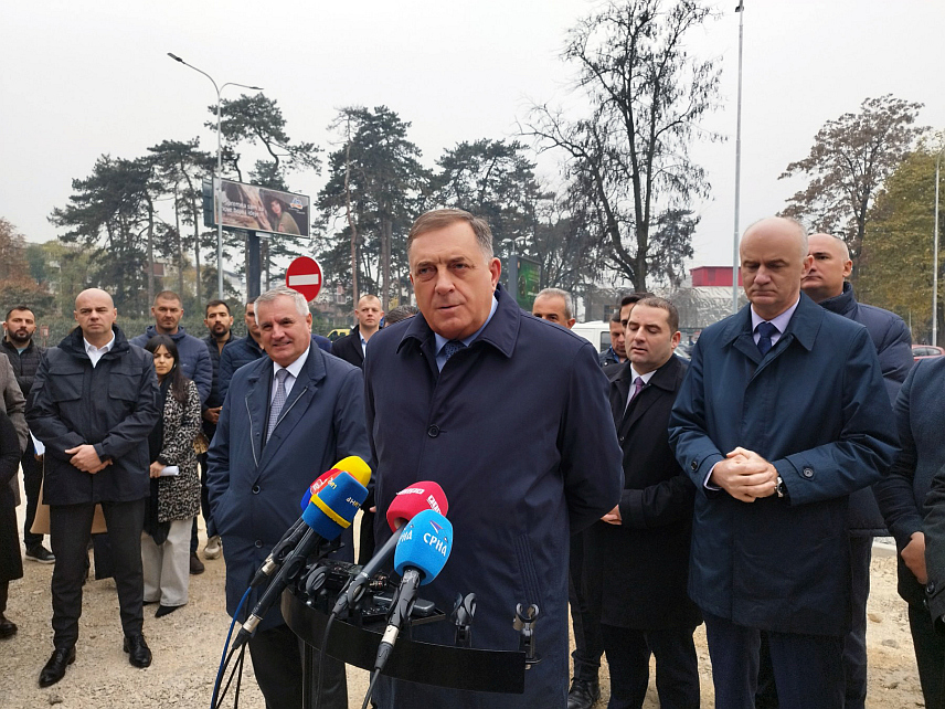 БАЊАЛУКА, 8. НОВЕМБРА /СРНА/ - Предсједник Републике Српске Милорад Додик рекао је данас да ће због изградње кружног тока код универзитетског Кампуса у Бањалуци бити поднесене кривичне пријаве против извођача и града Бањалука.

