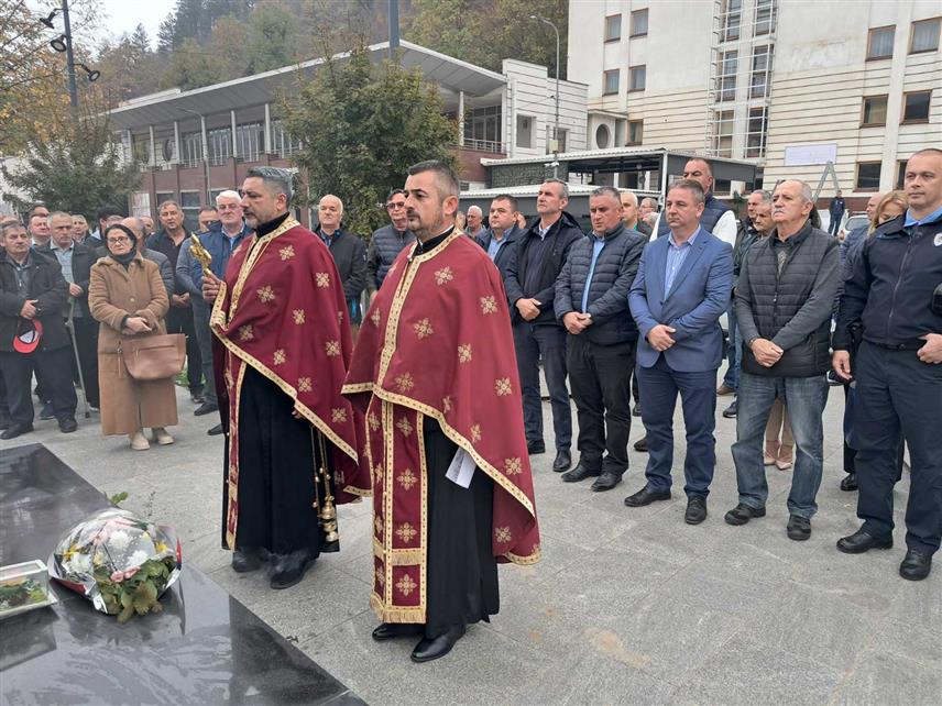 КОТОР ВАРОШ, 8. НОВЕМБРА /СРНА/ - Борачка организација општине Котор Варош обиљежила је данас крсну славу - Митровдан, уз поруку да сјећање на српске борце погинуле за слободу мора бити трајни завјет.