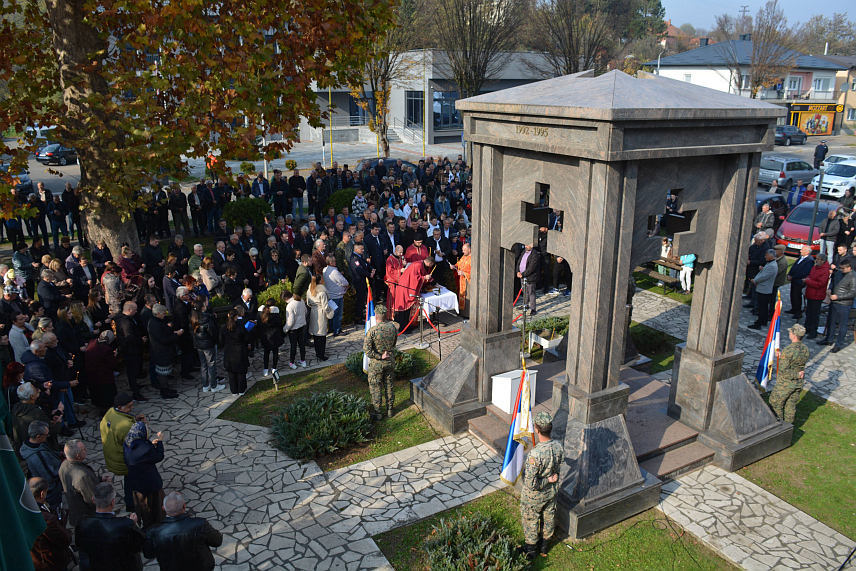 ЛОПАРЕ, 8. НОВЕМБРА /СРНА/ - У Лопарама је данас прослављена крсна слава Борачке организације Републике Српске - Свети великомученик Димитрије и Дан формирања Треће мајевичке лаке пјешадијске бригаде, која је била носилац одбране у овом дијелу Мајевице и једна од најбројнијих бригада Источно-босанског корпуса Војске Републике Српске.