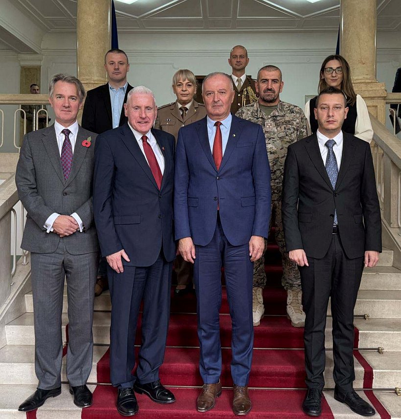 САРАЈЕВО, 8. НОВЕМБРА /СРНА/ - Замјеник министра одбране у Савјету министара Александар Гогановић на састанку са министром за међународну сарадњу Министарства одбране Велике Британије Верноном Роднијем Коакер.