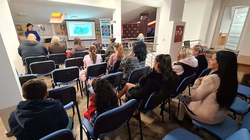 ДОБОЈ, 8. НОВЕМБРА /СРНА/ - Ромски језик је нестандардизован и не изучава се на високообразованим установама, а један од разлога за такво стање је што садржи више од 60 дијалеката, изјавила је директор Народне библиотека у Добоју Лидија Жарић - обиљежавање Дана ромског језика у Добоју.