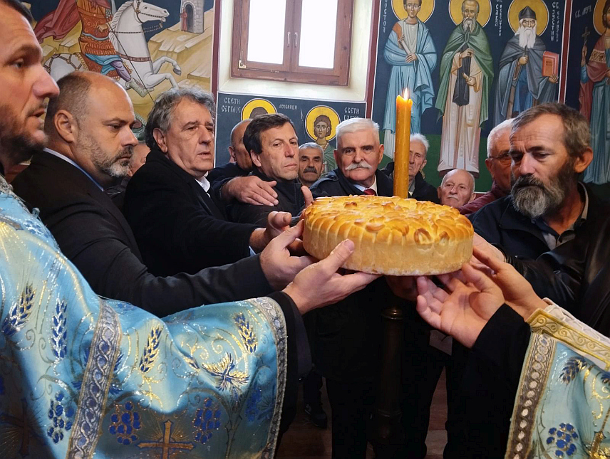 ВИШЕГРАД, 8. НОВЕМБРА /СРНА/ -Борачка организација општине Вишеград обиљежила је данас крсну славу - Митровдан, а тим поводом у Храму Пресвете Богородице служен је парастос за погинуле борце, те положени вијенци код централног спомен-обиљежја борцима погинулим у Одбрамбено-отаџбинском рату.