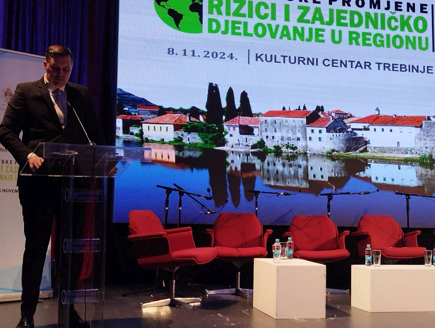 TРЕБИЊЕ, 8. НОВЕМБРА /СРНА/ - Mинистар за просторно уређење, грађевинарство и екологију Републике Српске Бојан Випотник у обраћању присутнима на конференцији у Требињу под називом "Климатске промјене - ризици и заједничко дјеловање у региону".