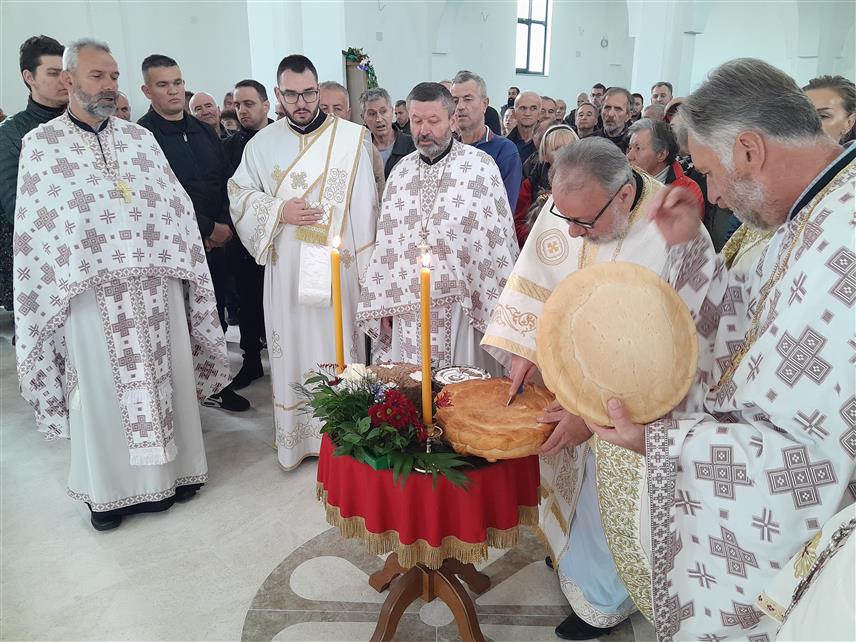 ШИПОВО, 8. НОВЕМБРА /СРНА/ - У Храму Светог великомученика Димитрија у Шипову данас је служена Света лигургија којом је почело обиљежавање славе овог храма, општинске Борачке организације, као и Дан и крсна слава општине - Митровдан.