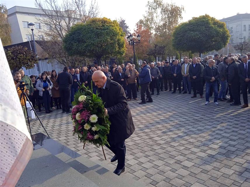БРЧКО, 8. НОВЕМБРА /СРНА/ – Министар енергетике и рударства Републике Српске Петар Ђокић положио је вијенац на Споменик српским браниоцима у Брчком, поводом обиљежавања крсне славе Борачке организације Републике Српске - Светог великомученика Димитрија.