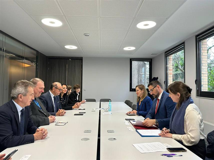 БАЊАЛУКА, 8. НОВЕМБРА /СРНА/ - Министар за европске интеграције и међународну сарадњу Републике Српске Златан Клокић данас је у оквиру званичне посјете Француској одржао састанак са представницима економског и привредног сектора округа Вал Д`Оаза у близини Париза о могућности потписивања споразума о сарадњи, по узору на онај који Српска има са Војводином.