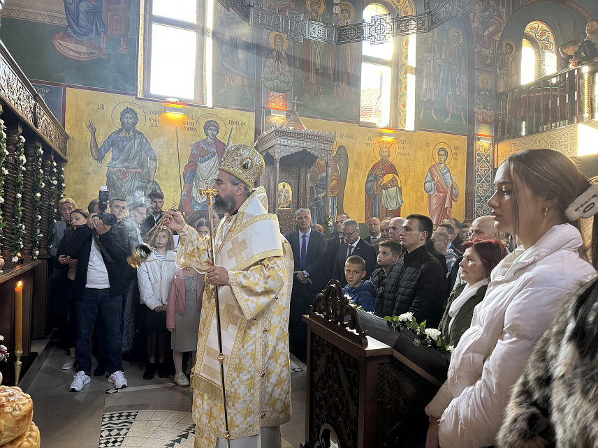 НЕВЕСИЊЕ, 8. НОВЕМБРА /СРНА/ - Његово високопреосвештенство митрополит захумско-херцеговачки и стонско-приморски Димитрије и Његово преосвештенство епископ будимљанско-никшићки Методије служе Свету архијерејску литургију у Цркви Светог Вазнесења Христовог у Невесињу, поводом Митровдана, Дана општине, крсне славе Борачке организације Републике Српске и сјећања на Митровданске битке 1992. и 1994. године.