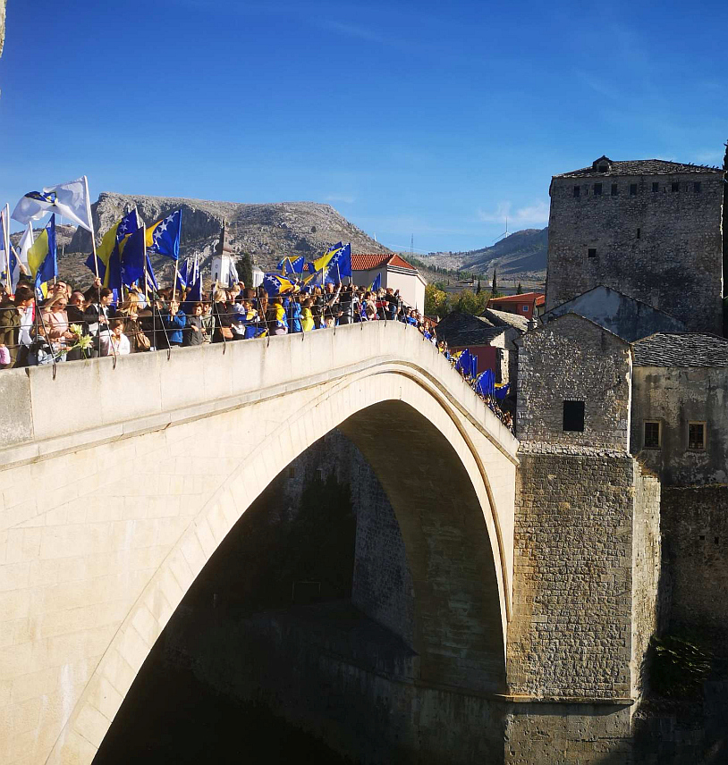 МОСTАР, 9. НОВЕМБАР /СРНА/ - Скоком без аплауза и уз звук сирене за општу опасност данас је обиљежена 31 година од рушења Старог моста у Мостару.	