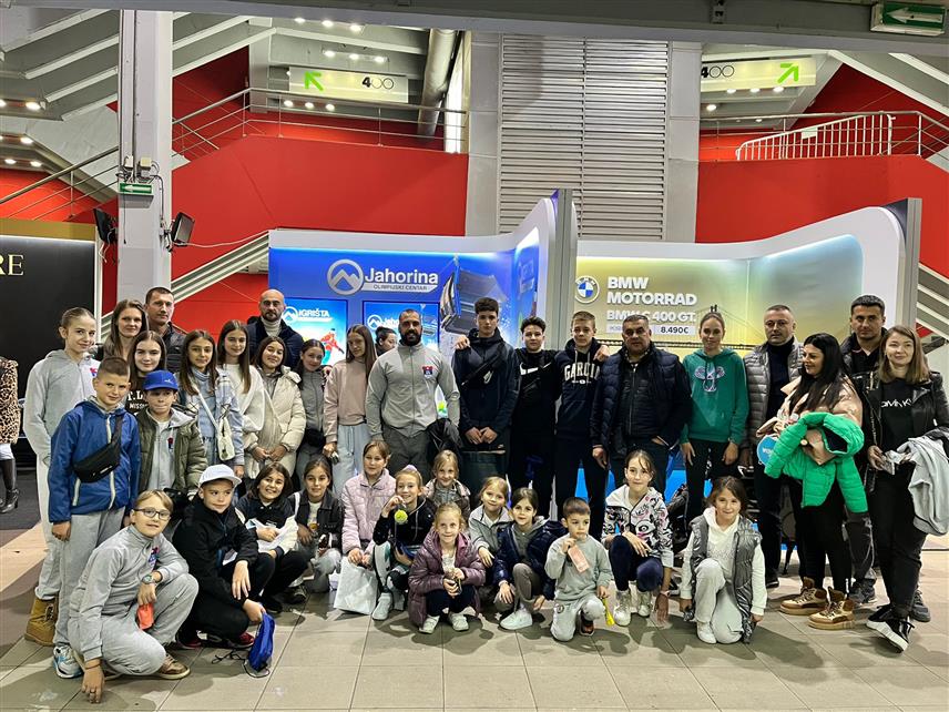 ИСТОЧНО САРАЈЕВО, 9. НОВЕМБРА /СРНА/ - На иницијативу почасног конзула Србије у БиХ Дејана Љевнаића и Тениског савеза Србије, 50 малишана са Пала имало је јединствену прилику да присуствује престижном АТП турниру у Београду.	