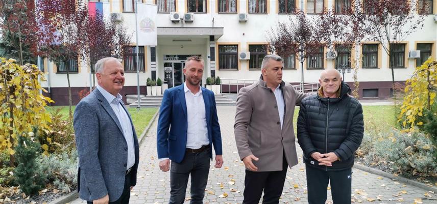 ТЕСЛИЋ, 9. НОВЕМБРА /СРНА/ - Предсједник Општинског одбора СНСД-а Теслић Радислав Ђурић и предсједник теслићког одбора СПС-а Драгутин Шкребић састали су се данас у Теслићу са кандидатима који су добили одборнички мандат /БХ Зелени/ Мерсадом Топовчићем и /Заједно за бољи Теслић/Уједињена Српска- ДЕМОС/ Вељком Јотановићем.	