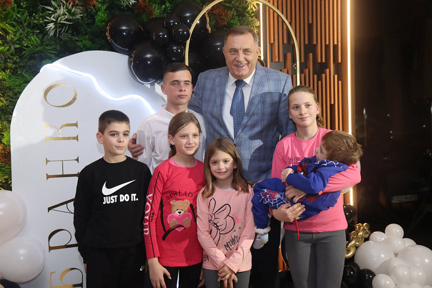 ГРАДИШКА, 9. НОВЕМБРА /СРНА/ - Предсједник Републике Српске Милорад Додик присуствовао је вечерас у Градишци прослави 18. рођендана, односно пунољетства једног од чланова једанаесточлане породице Ђурић из села Чатрња./ФОТО - Борислав Здриња/