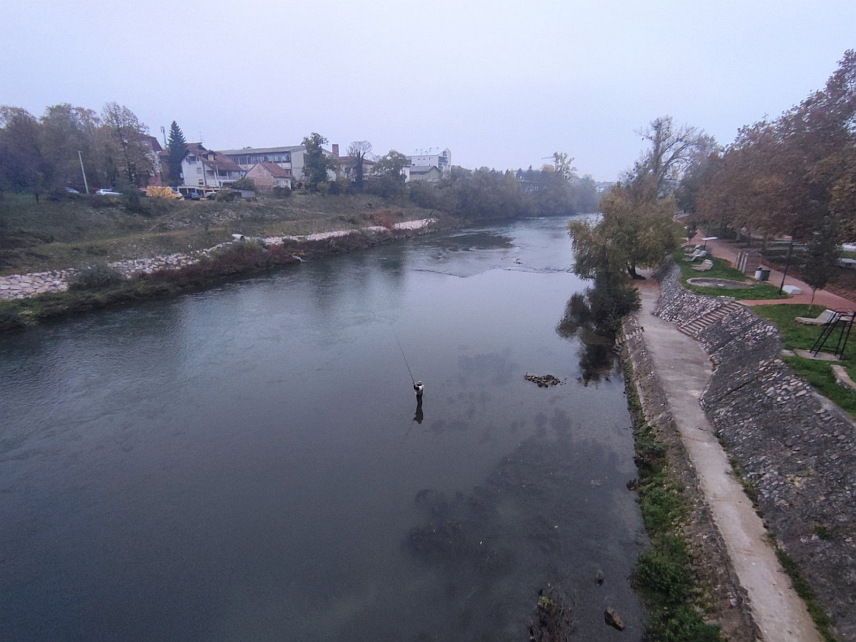 БАЊАЛУКА, 9. НОВЕМБРА /СРНА/ - Суво вријеме у Бањалуци јутрос је на ријеку Врбас измамило риболовце који су посвједочили да је за човјека, поготово риболовца, највећа штета викенд провести у затвореном, а не отићи у природу и "на воду".