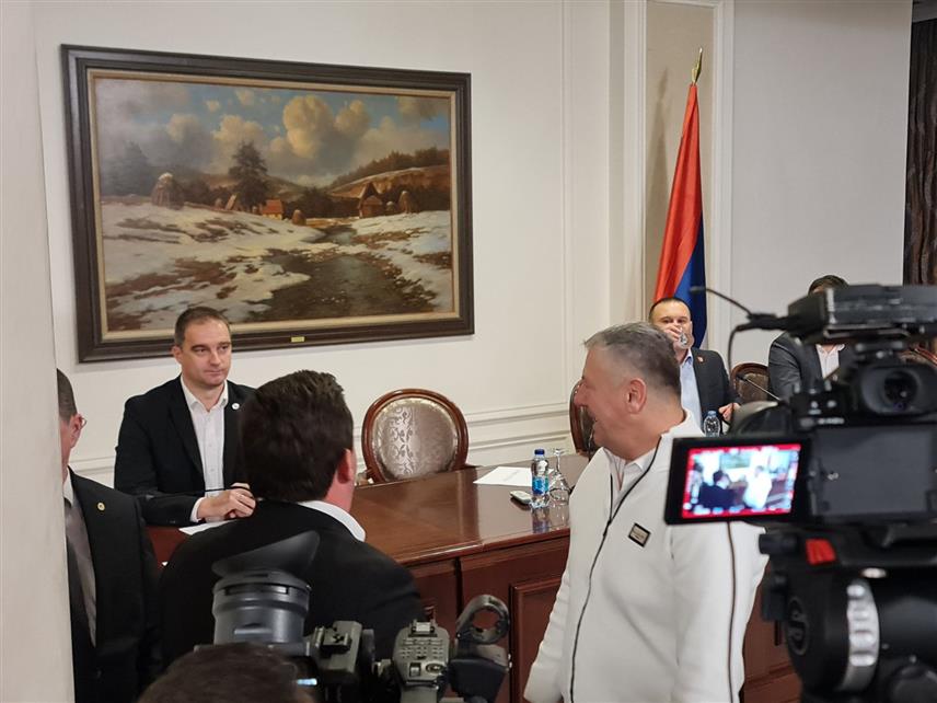 БАЊАЛУКА, 10. ДЕЦЕМБРА /СРНА/ - На ванредној сједници Скупштине Савеза и општина градова Републике Српске у Бањалуци градоначелник Бијељине Љубиша Петровић је, послије галаме, изашао са сједнице, истакавши да напушта Савез.