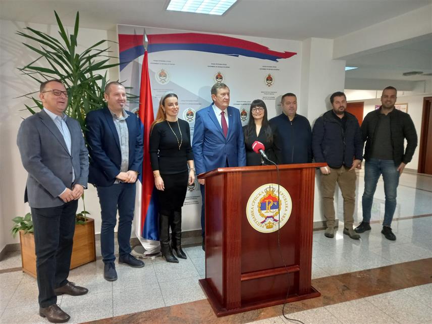 БАЊАЛУКА, 10. ДЕЦЕМБРА /СРНА/ - Министар привреде и предузетништва Републике Српске Војин Митровић потписао је данас у Бањалуци уговоре о додјели подстицаја за директна улагања са представницима 159 привредних субјеката у вриједности око 14.400.000 КМ.