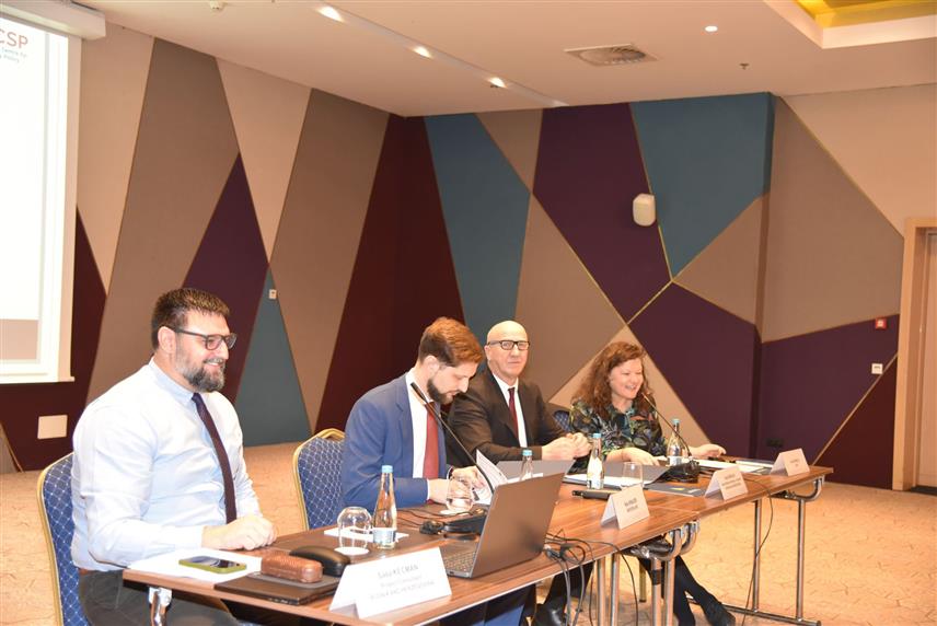 САРАЈЕВО, 10. ДЕЦЕМБРА /СРНА/ - Замјеник министра безбједности у Савјету министара Ивица Бошњак изјавио је на радионици о унапређењу управљања миграцијама на западном Балкану да је циљ јачање регионалне сарадње и капацитета земаља западног Балкана у области управљања миграцијама.